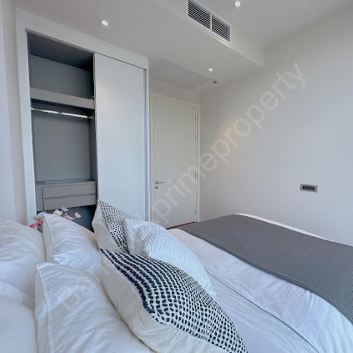 Khun By Yoo | Ultimate Luxury Beautiful Room 🚝ใกล้ BTS Thonglor | #HL
