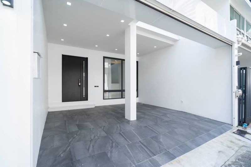 Townhome 3 ชั้น สุขุมวิท 15 | 5 นาที ถึง BTS อโศก | #HL Focus