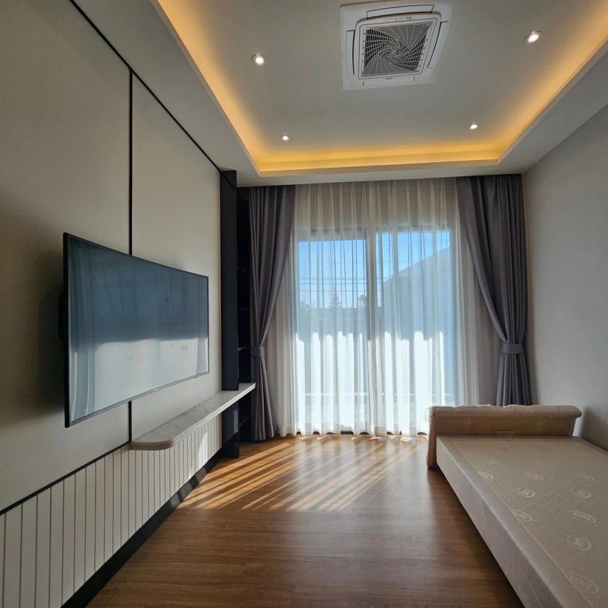 Centro Bangna | หน้าสวนสวย size ใหญ่สุด วิวสระว่ายน้ำ | #HL Focus