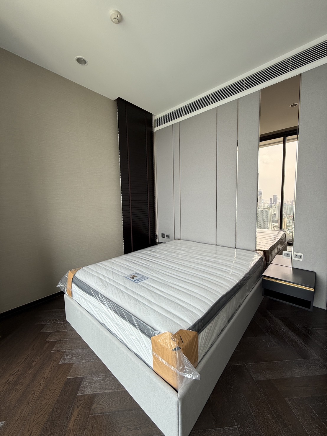 The Esse Sukhumvit 36 | Rare Unit the one of mini penthouse this type is only 6 units of the whole buiding super close to skytrain thonglor station #HL