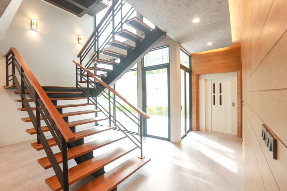 Sarin Park | บ้านเดี่ยว 3 ชั้นสร้างใหม่ สไตล์โมเดิร์น พร้อมเฟอร์นิเจอร์บิ้วท์อินทุกห้อง #HL Focus