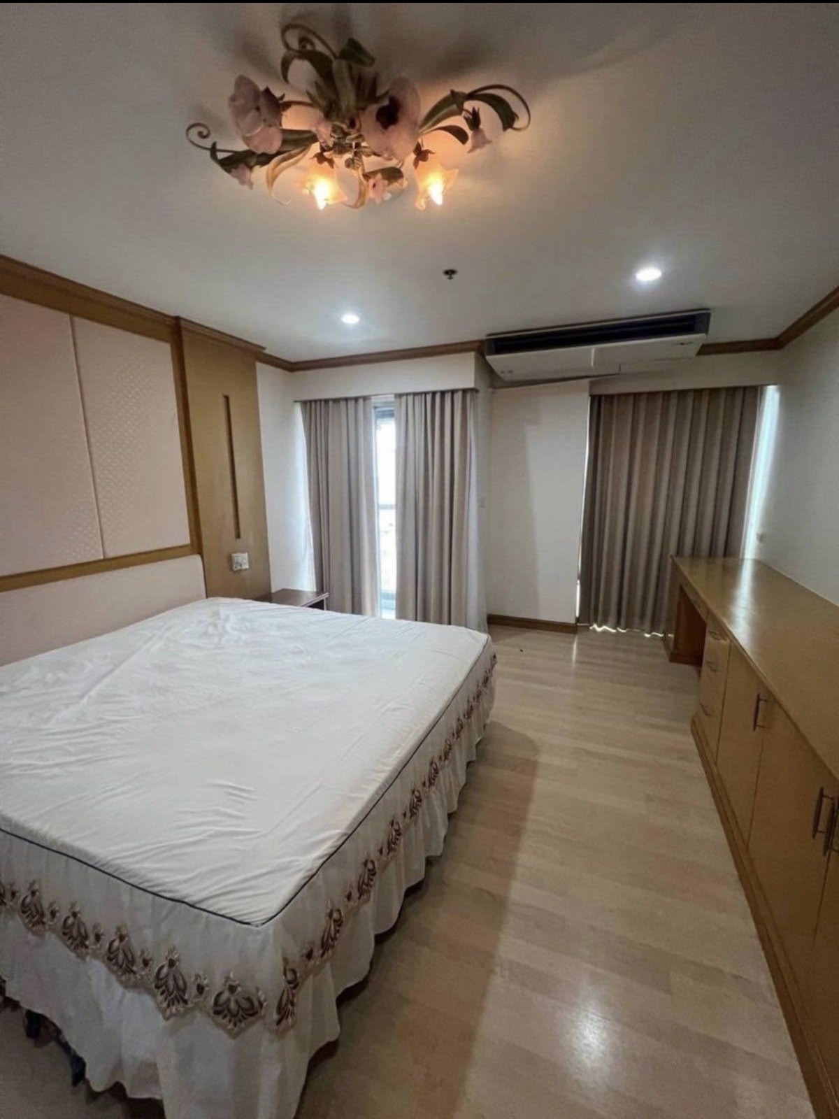 Silom Suite | ย่านใจกลางเมืองสาทร วิวเมือง ห้องใหญ่ ใกล้ BTS เซนต์หลุยส์ #New