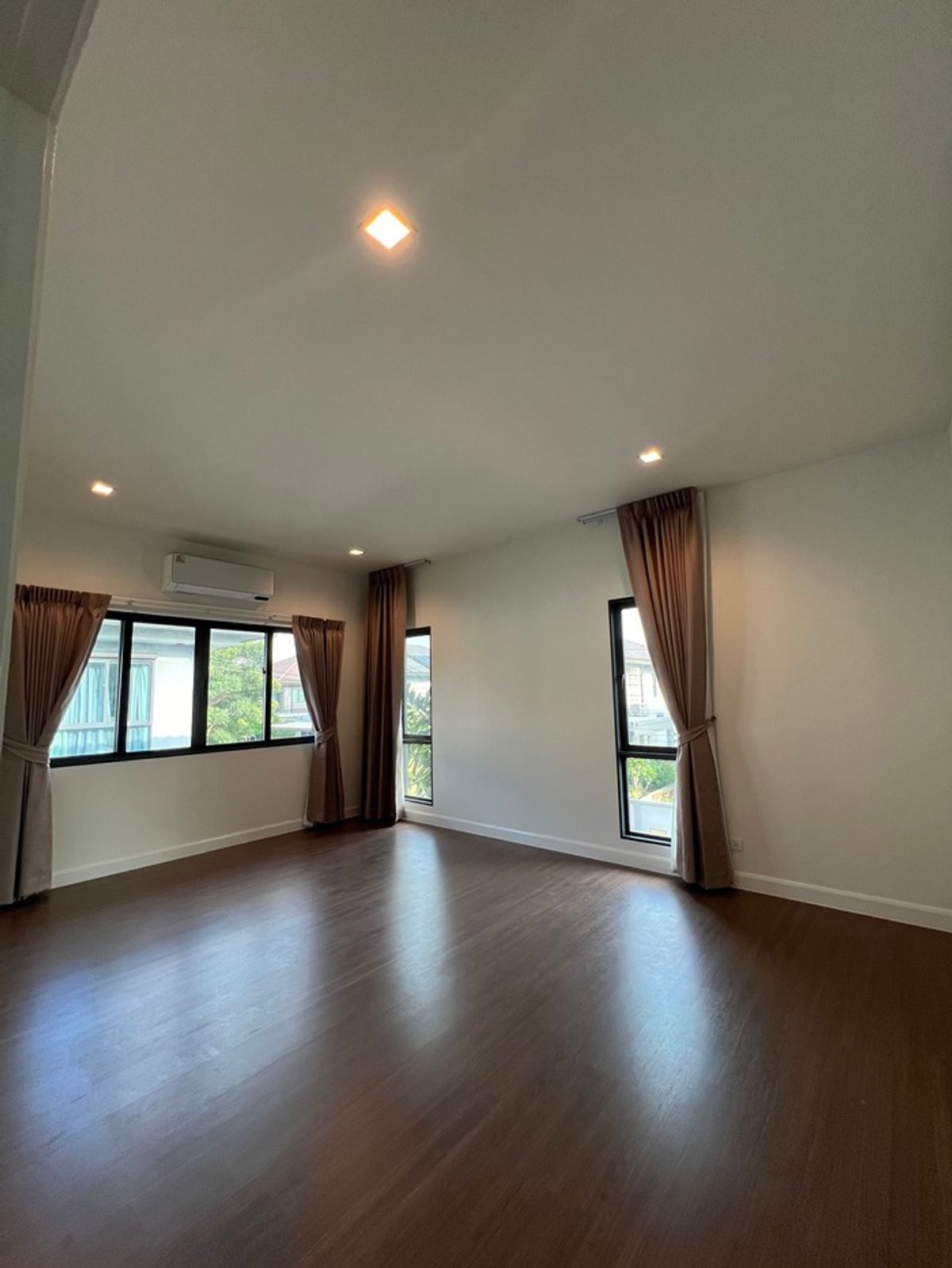 Burasiri Wongwaen-Onnut | บ้านเดี่ยว หลังมุม  #HL Focus
