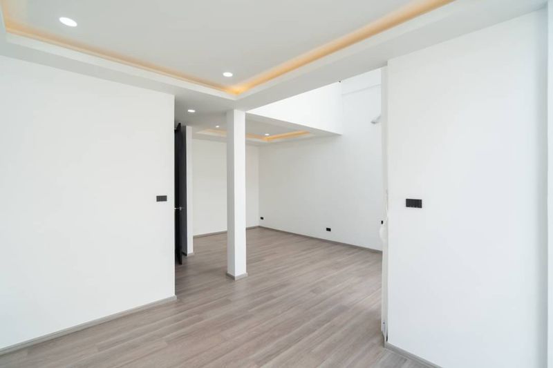 Townhome 3 ชั้น ซอยสุขุมวิท 15 ทำเลดี เพียง 1 นาทีถึง โรงเรียนนานาชาติ NIST และ 5 นาที ถึง BTS อโศก  #HL Focus