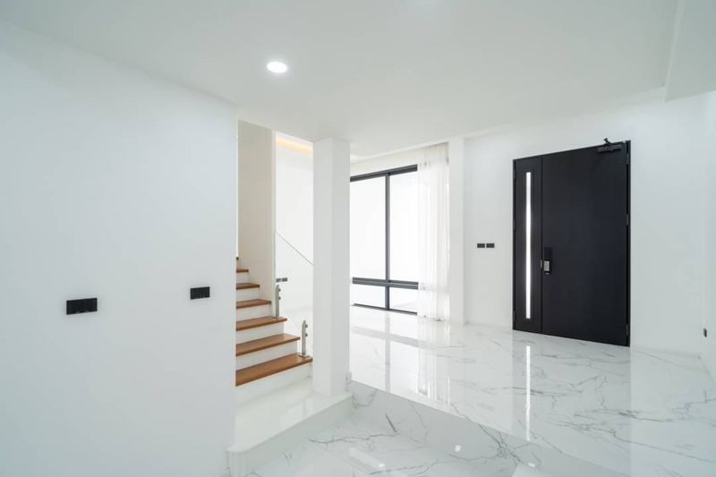 Townhome 3 ชั้น ซอยสุขุมวิท 15 ทำเลดี เพียง 1 นาทีถึง โรงเรียนนานาชาติ NIST และ 5 นาที ถึง BTS อโศก  #HL Focus