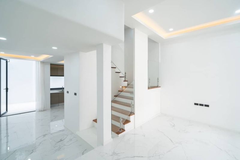 Townhome 3 ชั้น ซอยสุขุมวิท 15 ทำเลดี เพียง 1 นาทีถึง โรงเรียนนานาชาติ NIST และ 5 นาที ถึง BTS อโศก  #HL Focus