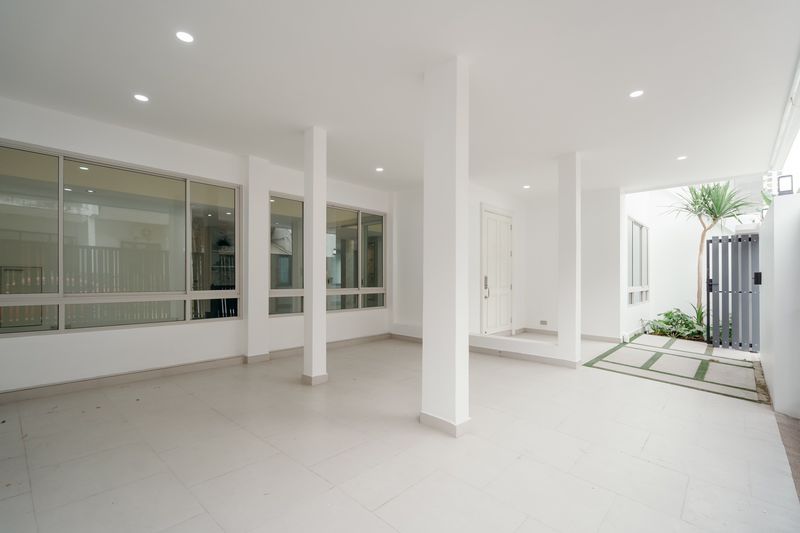 Townhome 3 ชั้น ซอยสุขุมวิท 15 ทำเลดี เพียง 1 นาทีถึงโรงเรียนนานาชาติ NIST 5 นาที ถึง BTS อโศก #HL Focus