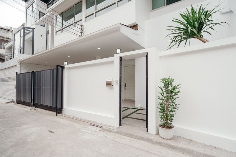 Townhome 3 ชั้น ซอยสุขุมวิท 15 ทำเลดี เพียง 1 นาทีถึงโรงเรียนนานาชาติ NIST 5 นาที ถึง BTS อโศก #HL Focus