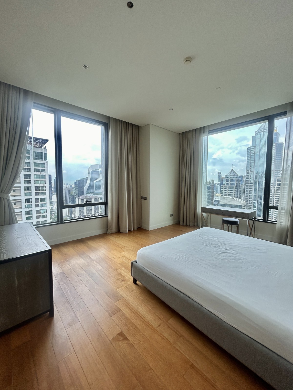 Sindhorn Residence |  ใกล้ BTS ชิดลม เดินเพียง 600 ม #Old Focus