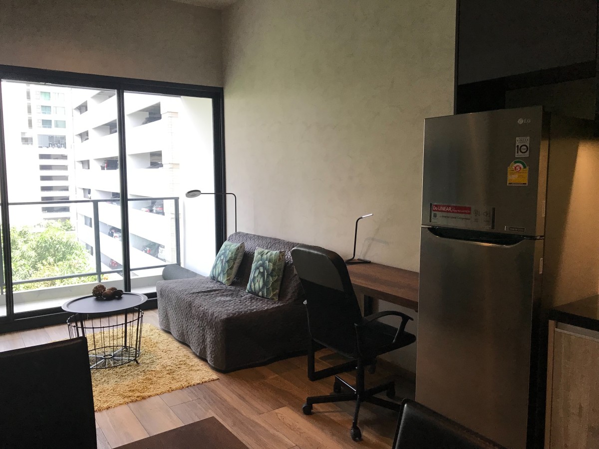The Lofts Asoke | An elegant space inspired by the fusion of industrial concrete and contemporary art #HL