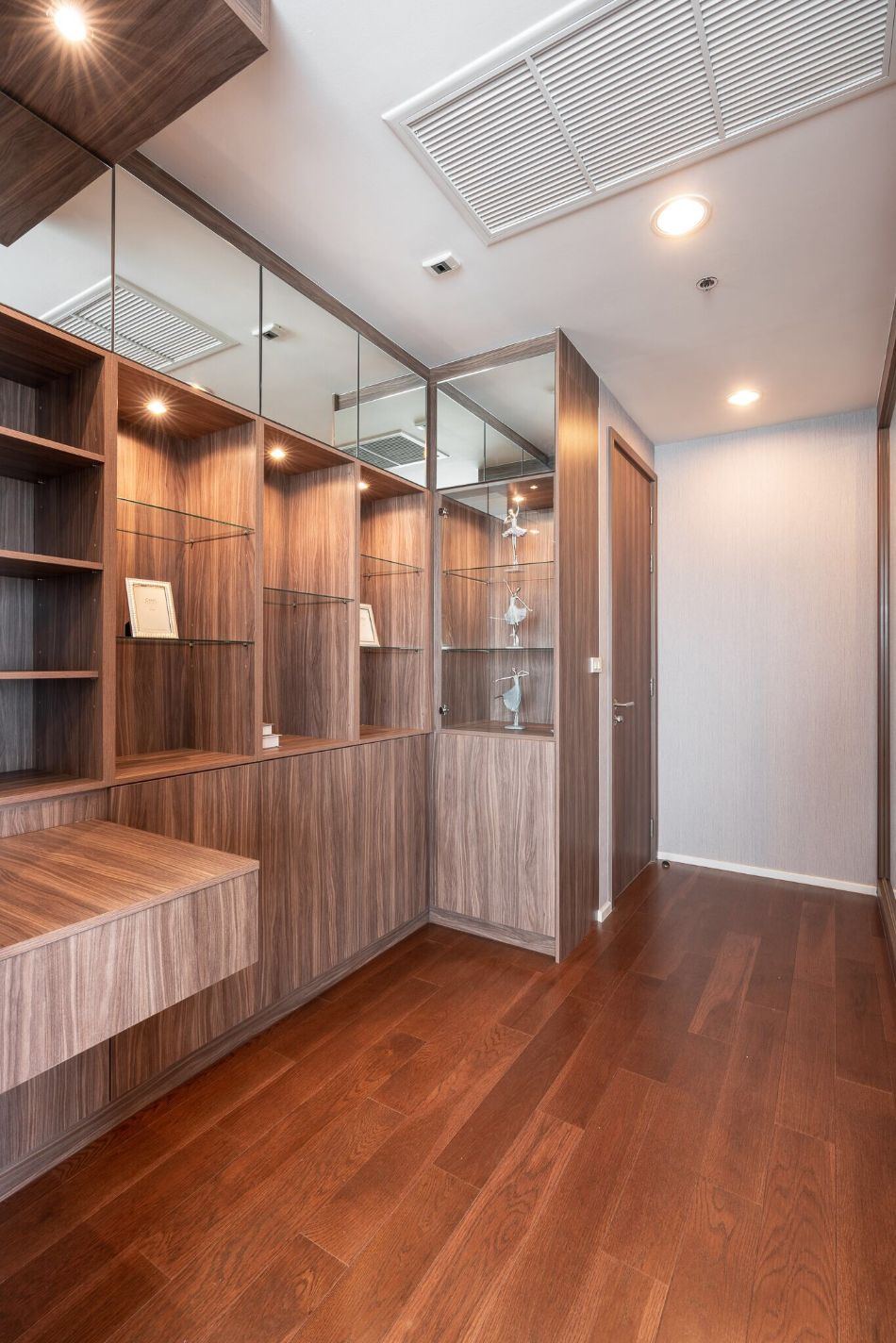 Menam Residences | Corner unit (no wall attached to the neighbors) with high privacy. #HL