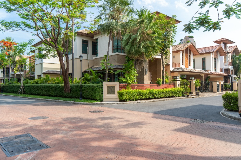 Baan Sansiri Sukhumvit 67 | บ้านหัวมุม Rare Item – ติดอุโมงค์ต้นไม้ อยู่กลางหมู่บ้าน ไม่ติดรั้วโครงการ #HL Focus