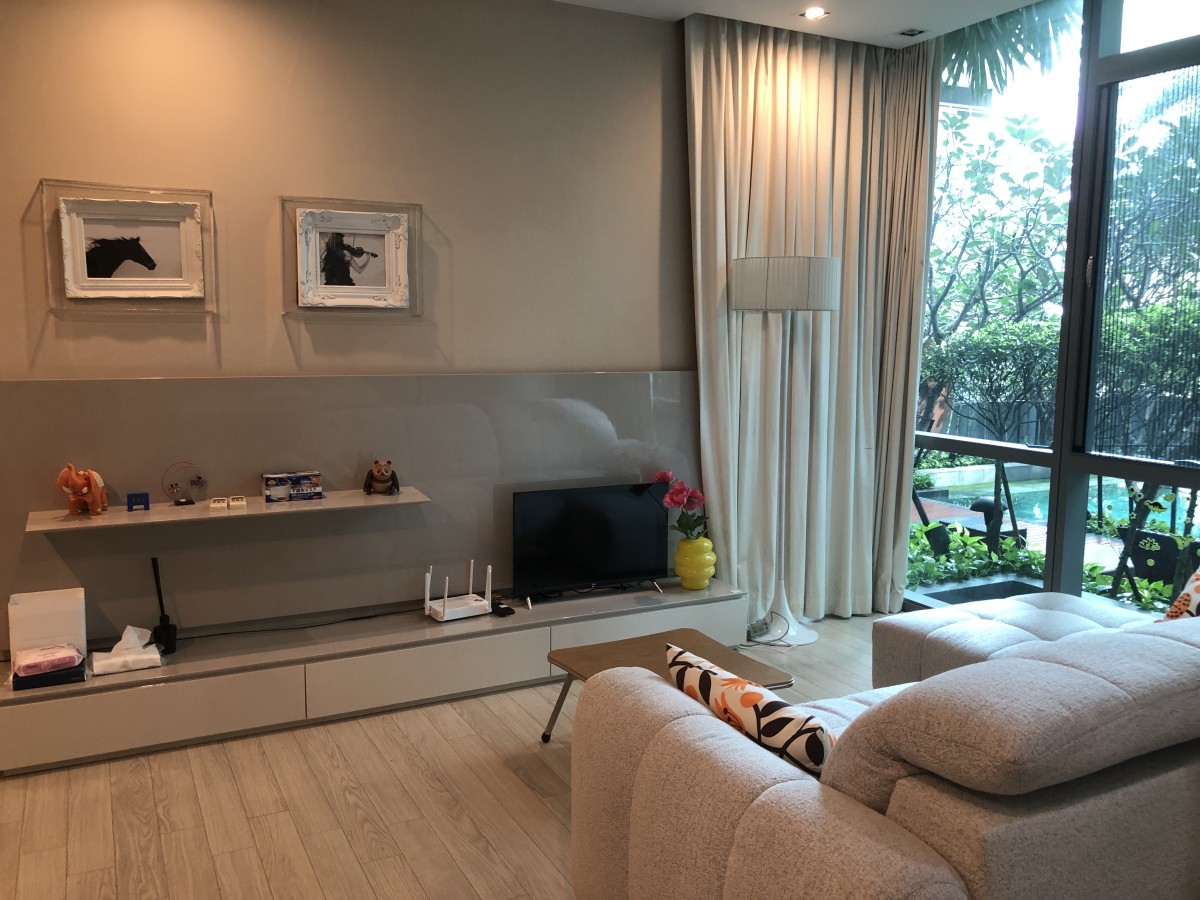 The Room Sukhumvit 21 | Extra Large one bedroom unit. Homey Resort style no noise nice environment #HL Focus