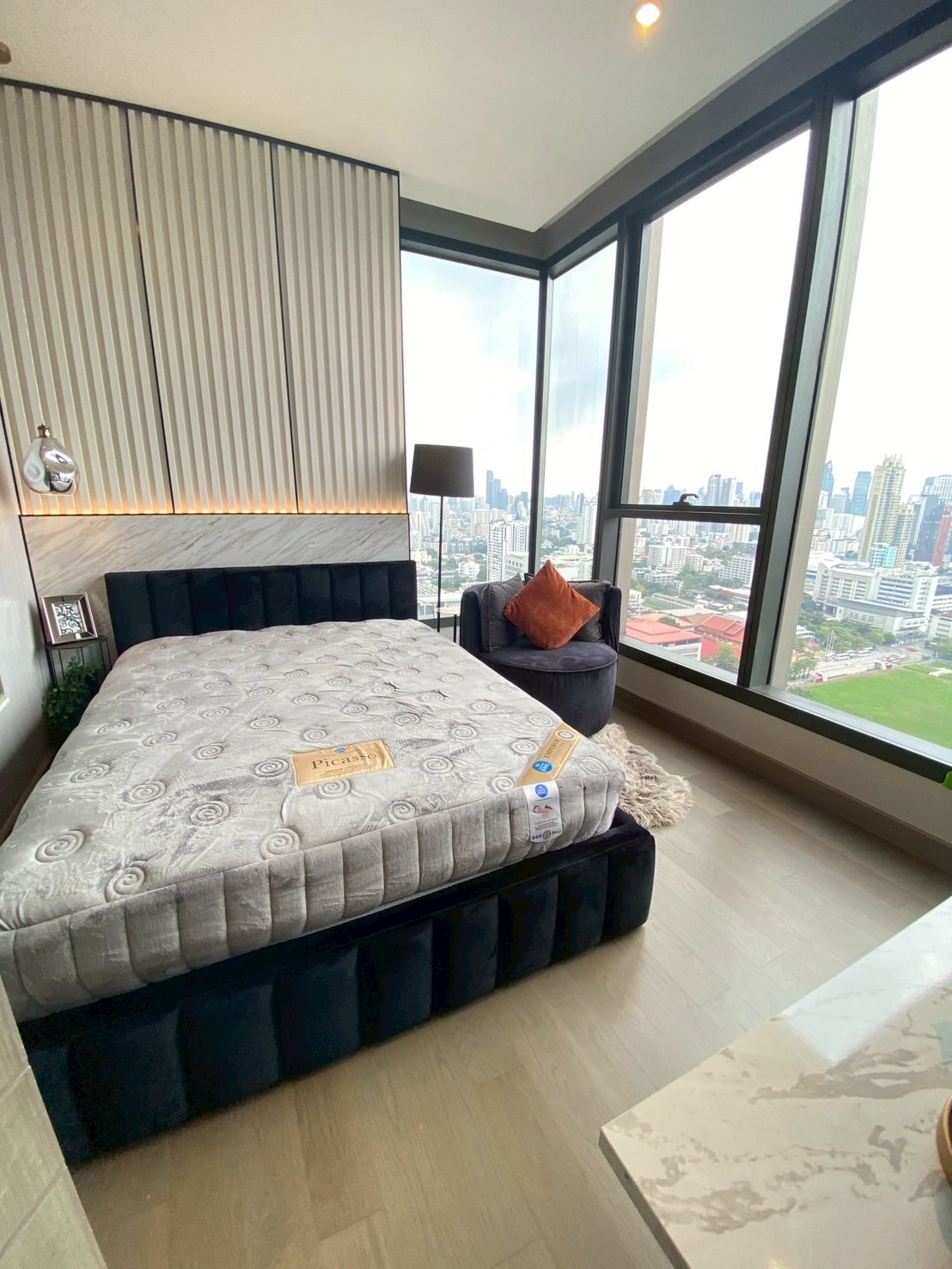THE ESSE at SINGHA COMPLEX | 🛋️ใกล้ MRT เพชรบุรี