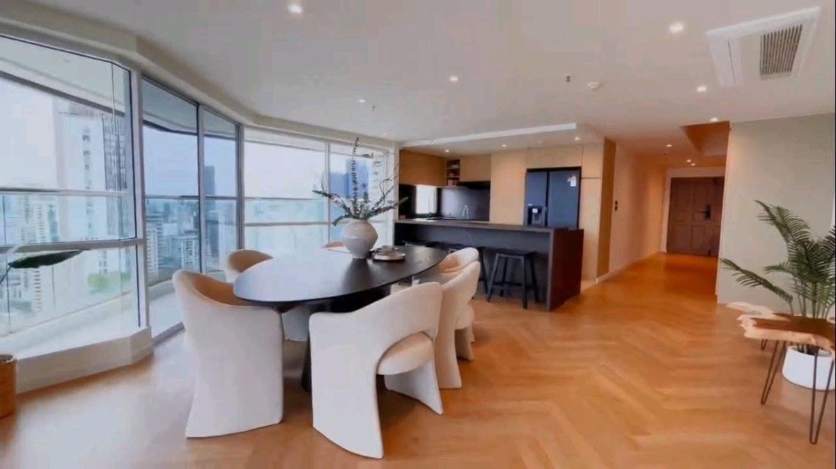 Sukhumvit Suite | Duplex penthouse top floor