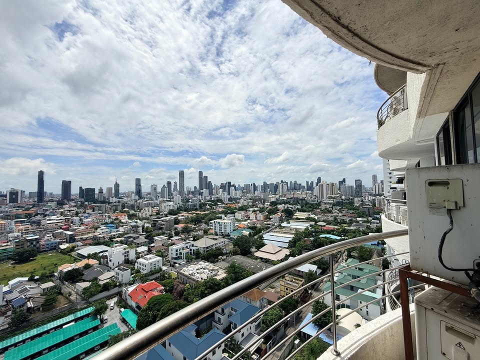 Supalai Place Sukhumvit 39 | Unbeatable Deal! THB 6.99M Only 25th Fl. Tower B, Heart of Phrom Phong